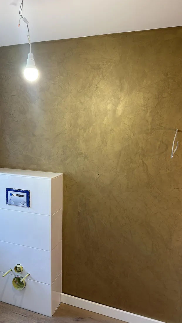 Wand in Gold-Metallic-Spachteltechnik im Badezimmer, MB Petersen Malerbetrieb bei Husum