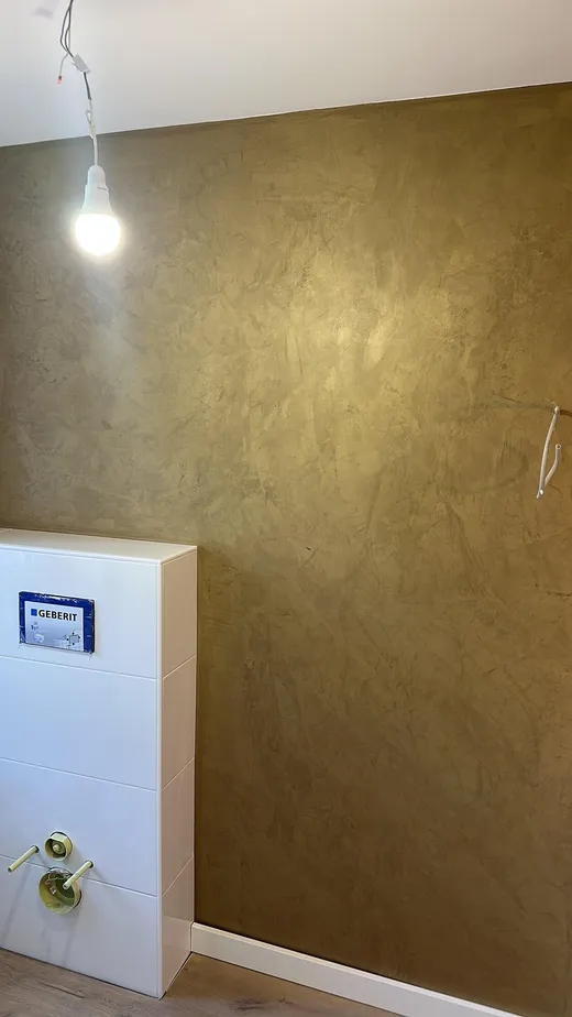 Badwand in Gold-Metallic-Spachteltechnik