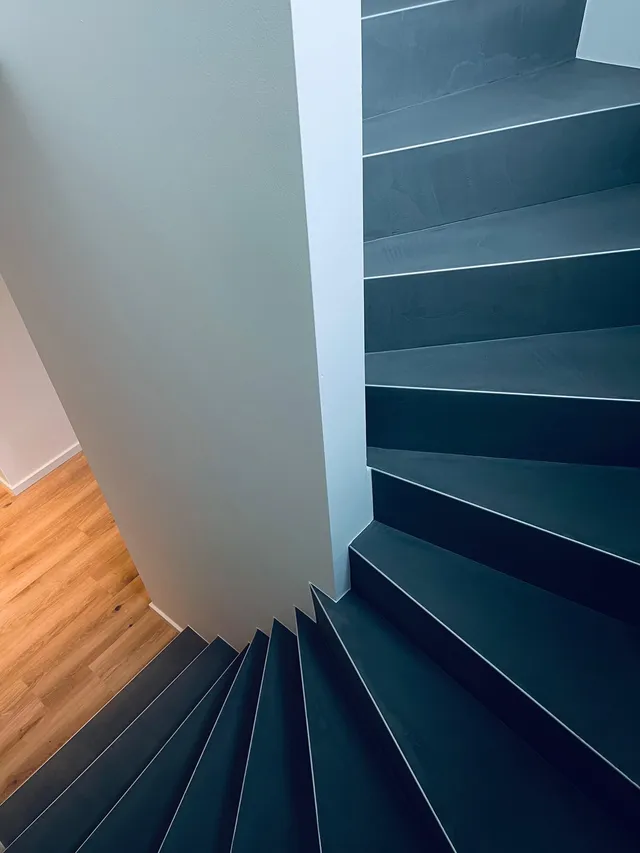 Treppe mit Beschichtung in Petrolblau