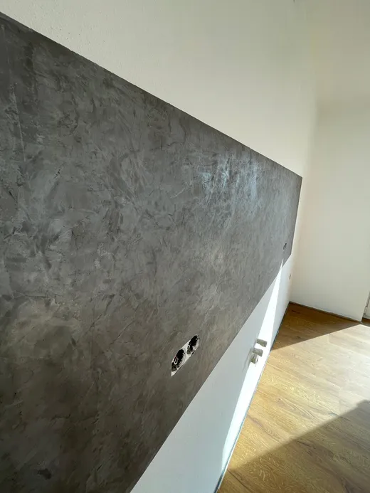 Detail einer Wand in Spachteltechnik Betonoptik während der Ausführung